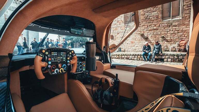 Dulcificado interior, pero el volante y la consola dejan en evidencia la bestia de competición que es el Porsche 963 RSP… y no busques asiento de pasajero