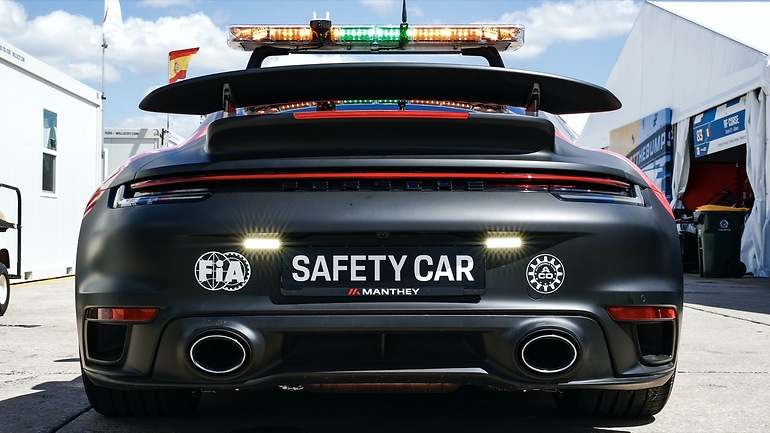 Este es el Porsche -como lo veían entre la lluvia los participantes en las 24 horas de Le Mans- que encabezó durante horas la mítica carrera