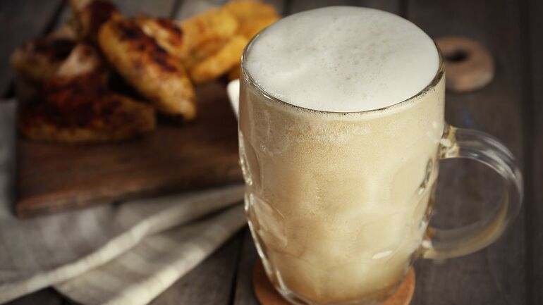 cerveza con mucha espuma