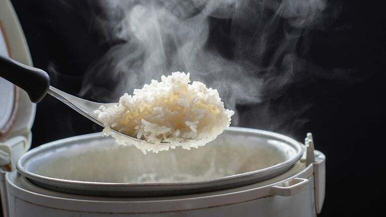 olla de arroz humeante