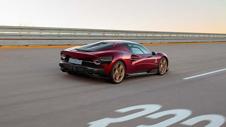 ¿Qué ven mis ojos? ¿Han pintado en el asfalto 333? Esa es la velocidad máxima de la reedición del Alfa 33 Stradale