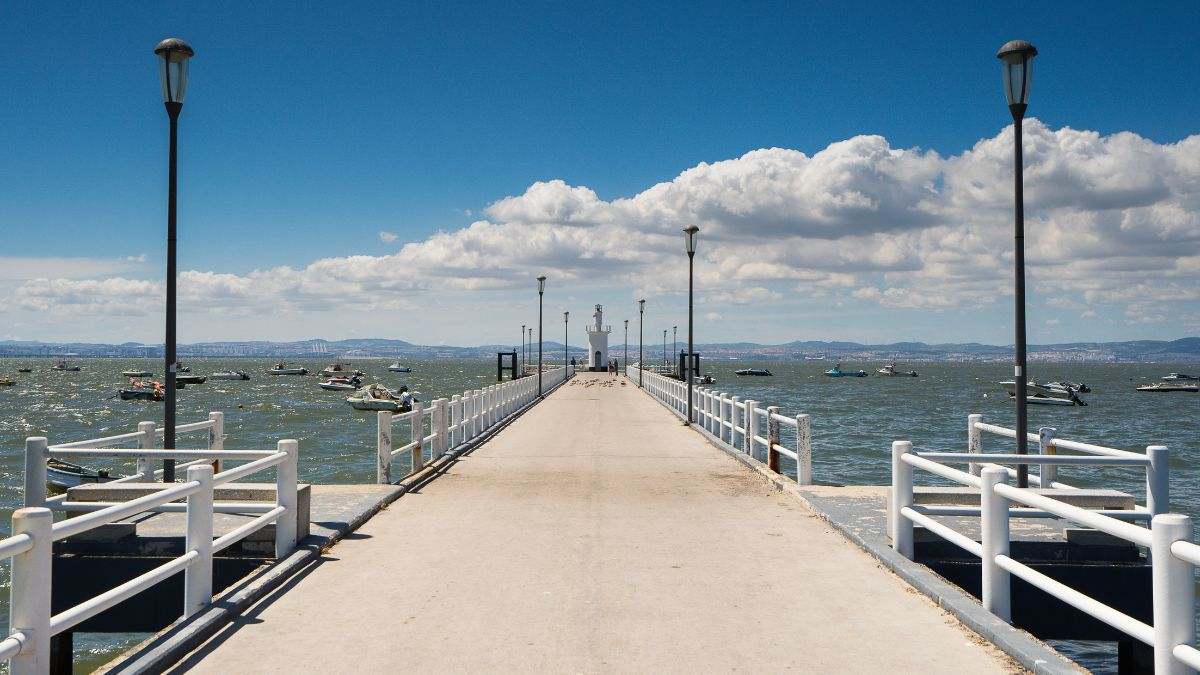 Playa y un paseo marítimo infinito