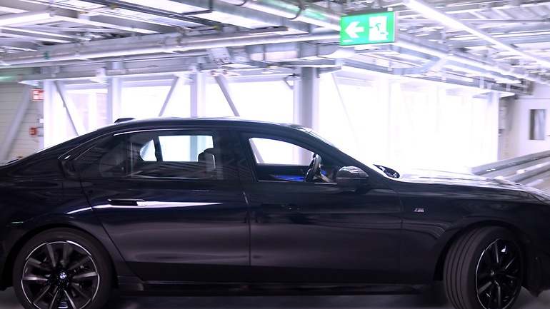 Un BMW Serie 7 desplazándose de manera autónoma por la fábrica durante su proceso de fabricación