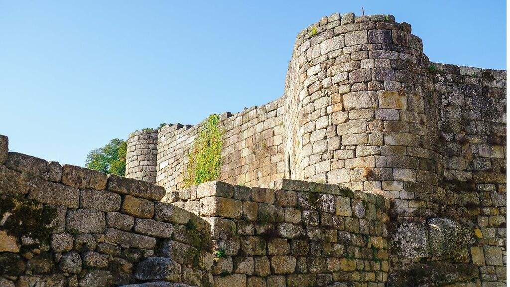 Con un imponente castillo
