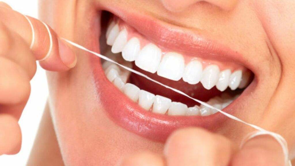 Usar hilo dental
