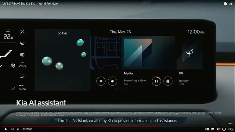 Aunque existe la pantalla táctil configurable, el agente de inteligencia artificial permite actuar con el coche por voz