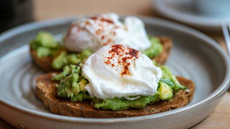 Desayuno de huevo escalfado y aguacate