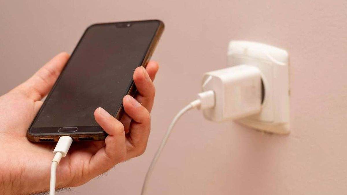 Por qué se calienta el cargador del móvil y cómo solucionarlo