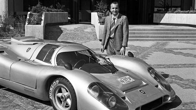El conde Rossi con el 917 cuando le fue entregado en versión carretera