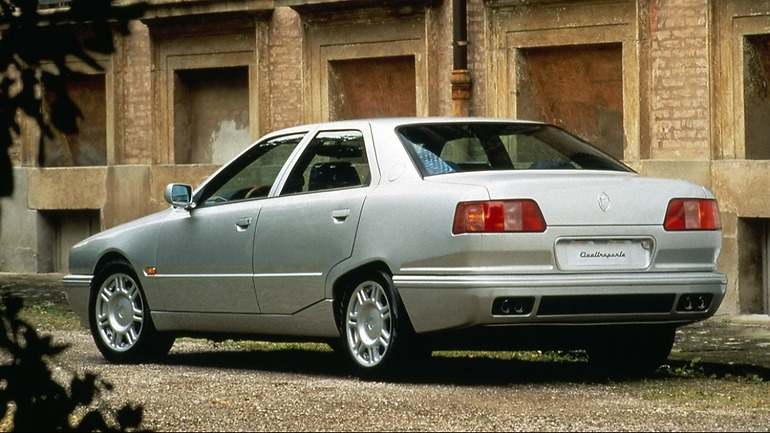 La cuarta generación, lanzada en 1994, fue la de aspecto más rompedor, con sus formas más cuadradas.