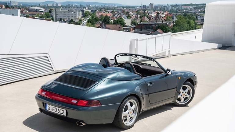 El primer Porsche 993 Speedster, en la terraza del museo Porsche, con apenas 2000 km recorridos. Hasta 2021 no tuvo un mellizo (aunque en configuración 4S, carrocería ancha y tracción total) y este año, el tercer hermano.