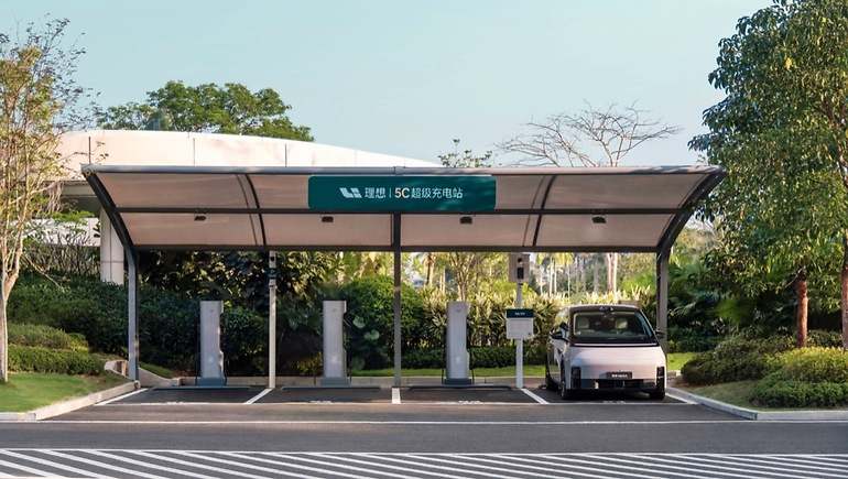 El Li Mega soporta recargas a 5C (se podrían recargar 5 coches consecutivamente en una hora), con potencias pico de 520 kW para salir cargado en 12 minutos