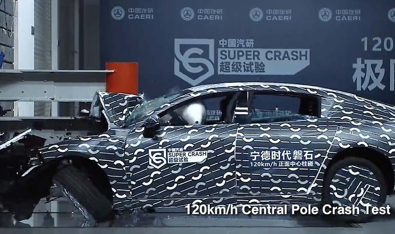 Choque de coche completo contra un poste, según CATL, a 120 km/h sin incendio, ni explosión de la batería
