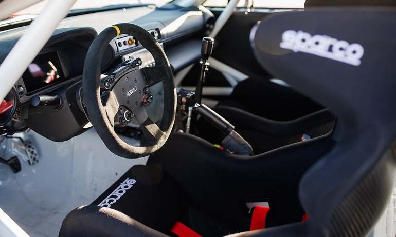 Un interior que no es ni de GR86, ni de GR Corolla, sino más propio de un WRC de competición