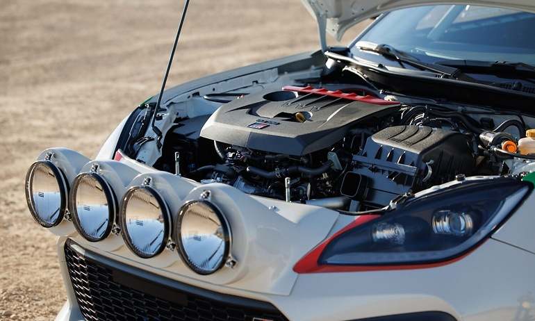 El motor horizontal, en sentido longitudinal, se sustituye por uno en posición transversal, y dispuesto en vertical, como el 99 por ciento de los coches