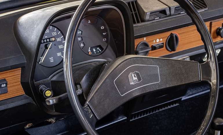 Un volante que solo es volante. ¿Y el tirador amarillo? Un