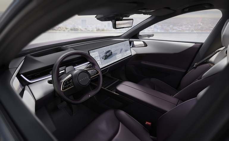 Numerosos mandos en el volante, con una consola muy limpia, un enorme cajón entre los asientos y una capilla sobre el volante que debe cuidar de la atención del conductor