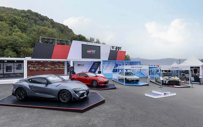 Algunos de los modelos del escaparate de Toyota en el evento, incluyendo un prototipo de hidrógeno