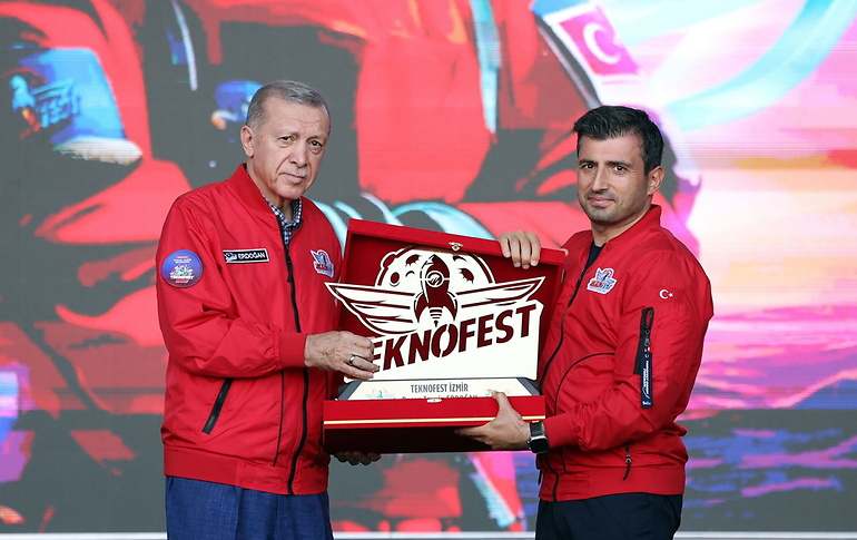 Selçuk Bayraktar y Erdogan.