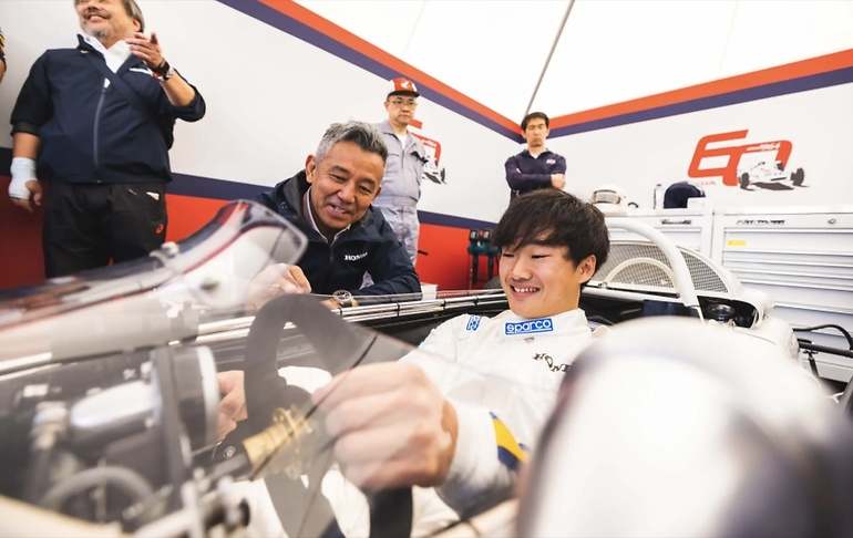 Un coche de leyenda en Japón – y de la historia de la F1-, a cuyos mandos pudo ponerse el piloto Yuki Tsunoda este mes de julio