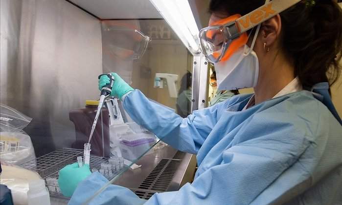 Pruebas-en-laboratorio-para-detectar-Covid-19..jpg