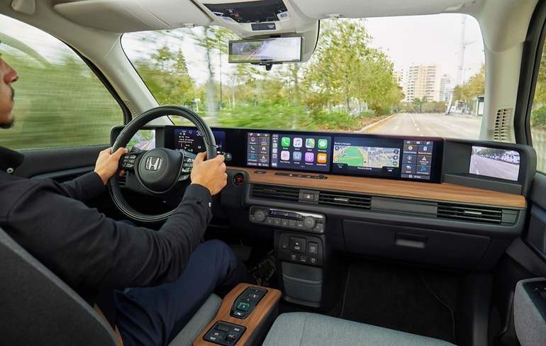 Un despliegue de visualización interior, trabajados aireadores en los montantes para evitar el empañado crítico en los eléctricos, pero no era el momento del Honda e, dicen las cifras