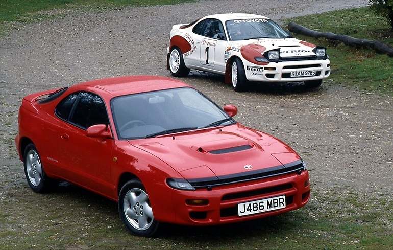 Aquel Toyota Celica GT4 Edición Carlos Sainz, celebración del Grupo A (detrás) decorado con los soles de la bandera japonesa