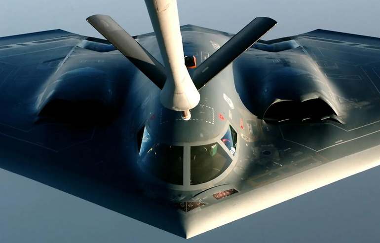 El avión es un B-2 Spirit, invisible, transporta bombas rompebúnkeres de última generación
