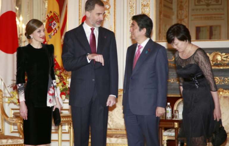 Letizia en 2017: chaqueta de terciopelo negra con detalle plisado de seda con estampado floral y una falda de terciopelo a juego, todo de Armani Privè (cena ofrecida por Shinzo Abe, Primer Ministro, en el Palacio de Akasaka en Tokio)