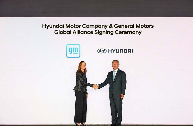 Firma del acuerdo entre los máximos directivos de GM y Hyundai, Mary Barra y Euisun Chung