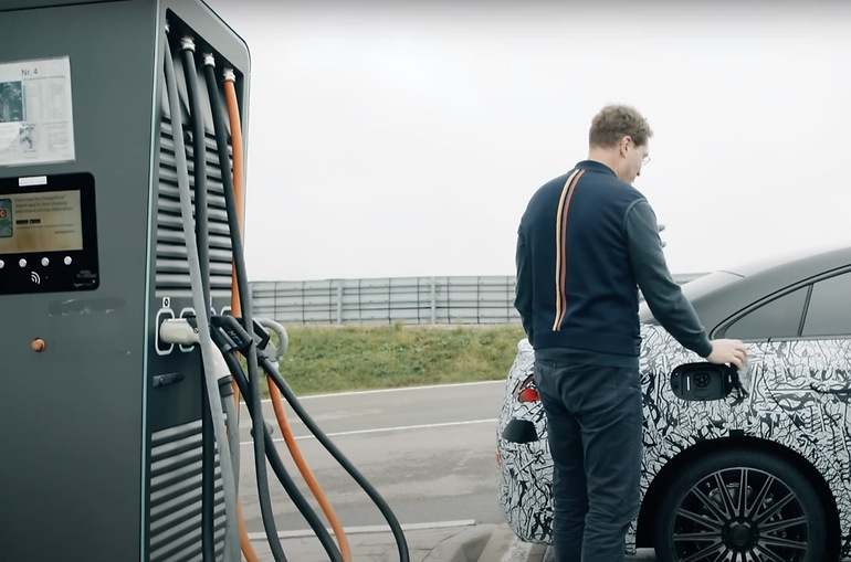 Con 300 kW de potencia máxima de recarga, solo el Lucid Air (no disponible en España) lo supera