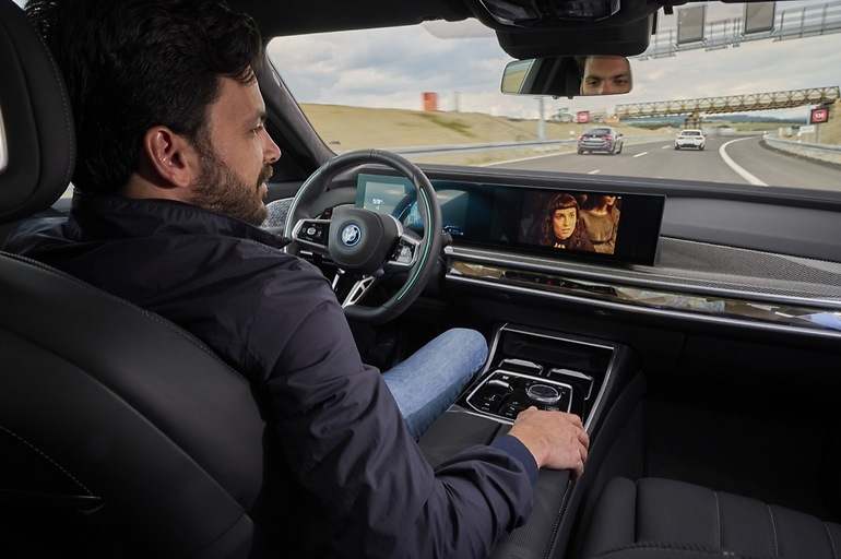 Por debajo de 60 km/h y en vía rápida será posible retirar la vista de la carretera en marcha (por ahora, solo en Alemania)