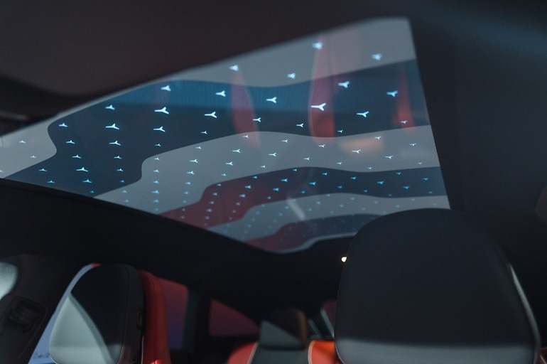 El techo puede recibir opcionalmente una lluvia de estrellas… repitiendo el diseño de los detalles del coche