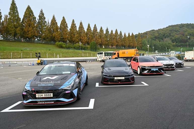 Algunos de los modelos del escaparate de Toyota en el evento, incluyendo un prototipo de hidrógeno