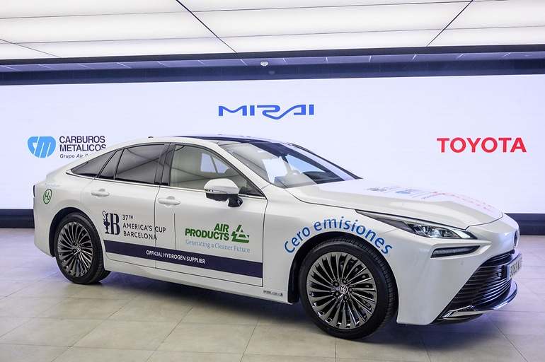 Entrega de una unidad de Toyota Mirai a la sociedad Carburos Metálicos