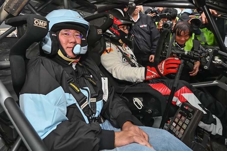 Euisun Chung, presidente ejecutivo de Hyundai, con Akio Toyoda al volante