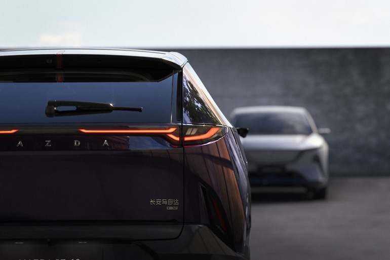 El Mazda EZ-60 cuida el detalle como para hacer creer que limpia-parabrisas flote sobre la luneta