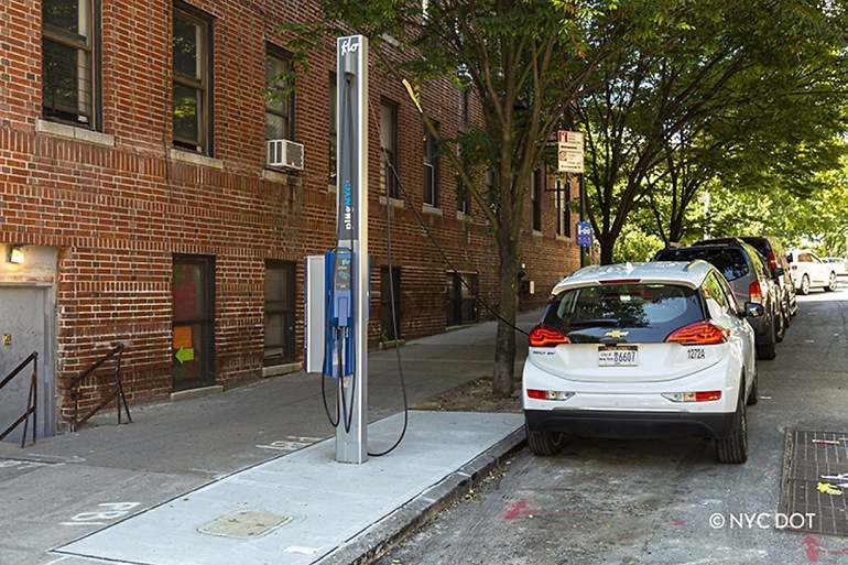 Éxito rotundo de carga en la calle en Nueva York: un 72% de tiempo recargando, a pesar del 20% de situaciones de invasión del espacio por coches convencionales.