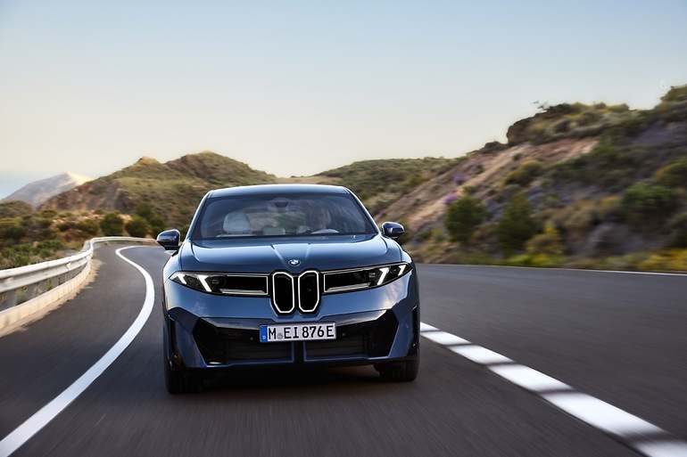 Un frontal iluminado del iX3 quiere desterrar el cromo y respetar la imagen BMW de siempre