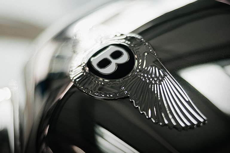 Emblema original Bentley, sobre un radiador pulido como el modelo de 1929, en el Bentley Blower Junior