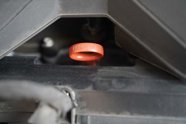 Revisar el nivel de aceite es de las pocas operaciones sencillas que quedan en los coches más modernos