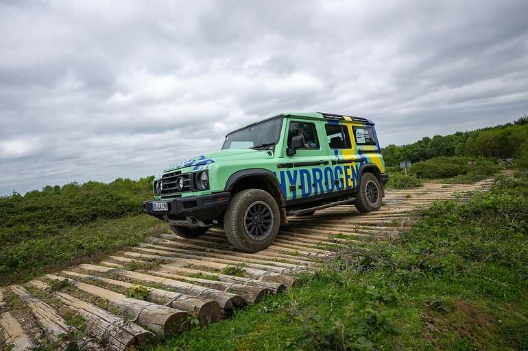 Pasar sobre troncos ondulados es un paseo para un 4x4 como el Grenadier, incluso el de hidrógeno