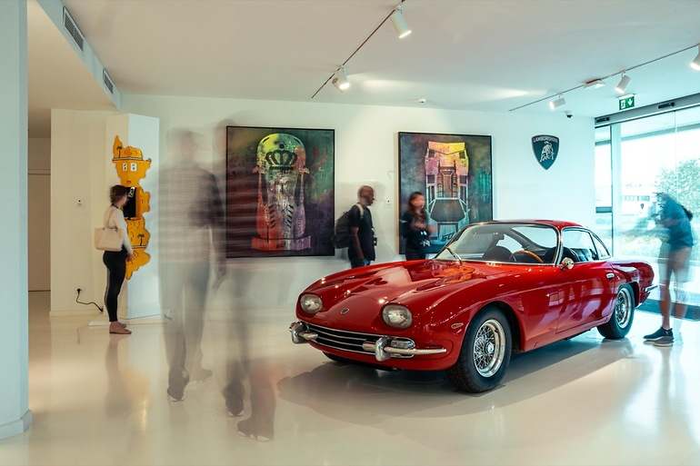 Lamborghini 350 GT del museo, flanqueado por obras de arte creadas con motivo del 60 aniversario de Lamborghini