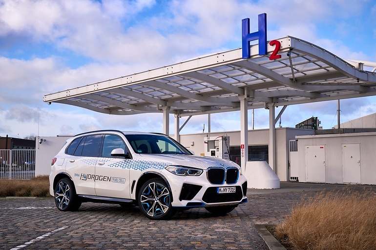 BMW iX5 Hydrogen en una hidrolinera de Amberes, modelo con el que el Grenadier comparte pila de combustible