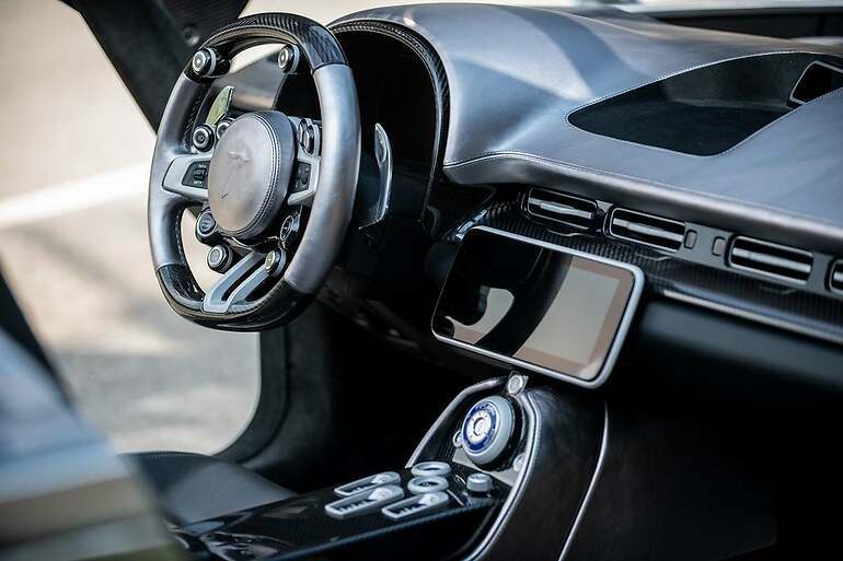 ¿Cómo integrar la modernidad tecnológica que va bajo el coche con una presentación de hace 50 años? Con ingenio