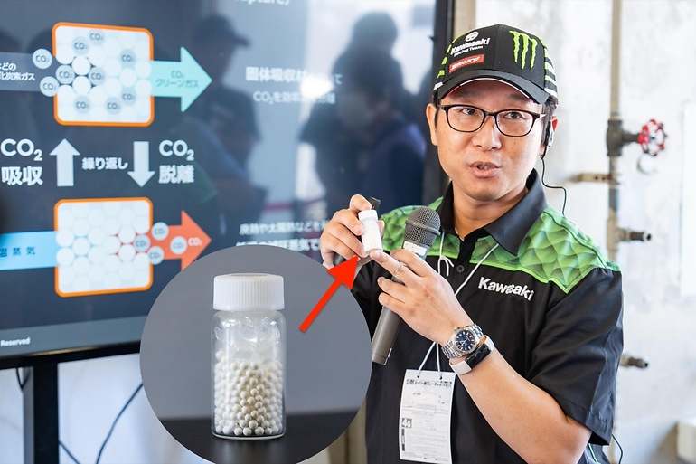 Responsable de Kawasaki mostrando el material adsorbente