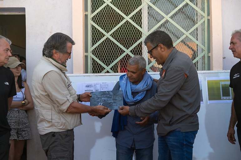 Acto de entrega de material en Tisserdimine