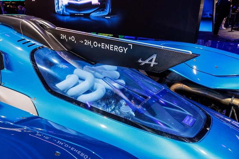 Claro como el agua. Guiños de diseño a la química del motor y transparencias que se extienden también al alerón trasero.