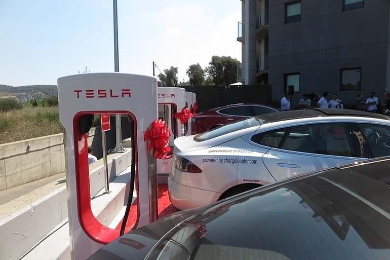 Tesla recargando en supercargadores en España