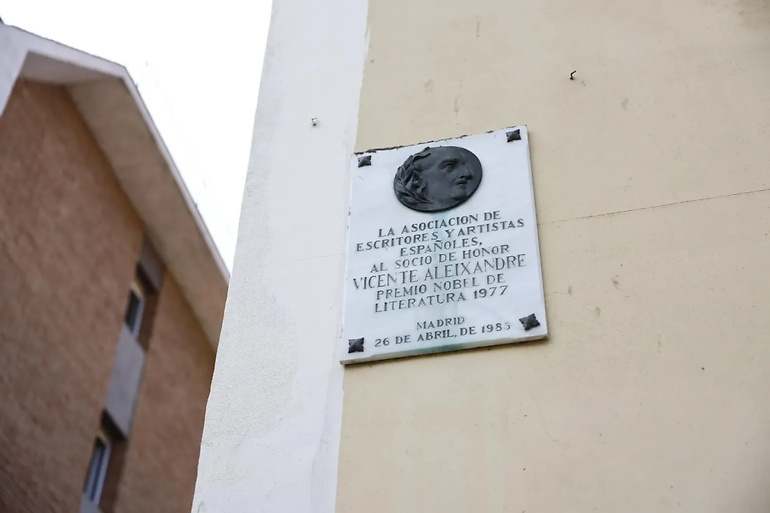 Detalle de una placa colocada en la fachada de Velintonia, la casa del Premio Nobel de Literatura Vicente Aleixandre, en Madrid. La presidenta de la Comunidad de Madrid, Isabel Díaz Ayuso, visitó este lunes por primera vez Velintonia tras su adquisición en subasta judicial por el Gobierno autonómico, que prevé convertir el inmueble en un espacio de homenaje a la Generación del 27. EFE/ Rodrigo Jiménez